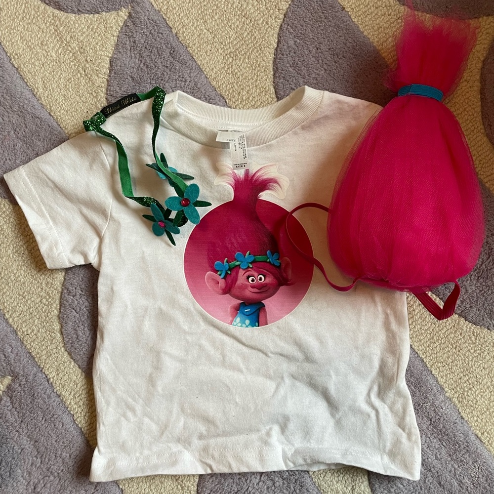 3T Poppy shirt, headband and hairpiece.